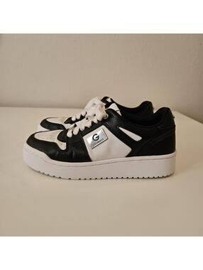 Guess Los Angeles Tennis shoe Women's size 7 1/2 Medium Black and White